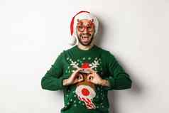圣诞节假期庆祝活动概念快乐的家伙圣诞老人他聚会，派对眼镜使有趣的有趣的毛衣站白色背景
