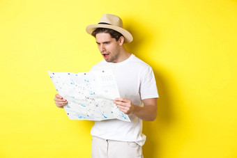 旅行假期旅游概念旅游不高兴震惊了路地图站黄色的背景