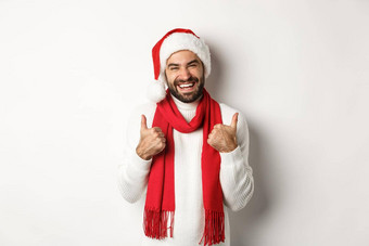 圣诞节假期快乐男人。好一年聚会，派对显示拇指享受庆祝活动穿圣诞老人他红色的围巾白色背景
