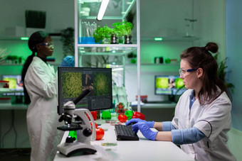 生物学家研究员女人分析基因修改植物电脑