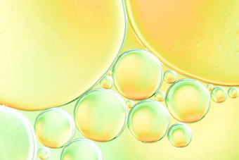 绿色黄色的泡沫发光的滴高质量照片
