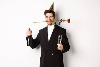 有趣的的家伙时尚的西装庆祝聚会，派对持有玫瑰牙齿香槟站白色背景