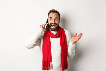 快乐有胡子的男人。祝快乐圣诞节电话调用会说话的站毛衣红色的围巾白色背景