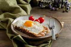 早餐蛋培根西红柿高角高质量照片