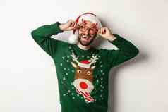 圣诞节假期庆祝活动概念快乐男人。圣诞老人他有趣的聚会，派对眼镜站白色背景