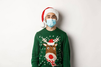 圣诞节流感大流行科维德概念年轻的男人。圣诞老人他脸面具庆祝一年聚会，派对<strong>预防措施</strong>白色背景