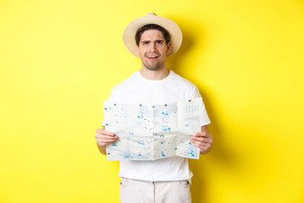 旅行假期旅游概念困惑的家伙旅游理解地图困惑相机站黄色的背景