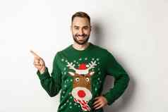 一年庆祝活动冬天假期概念自信快乐男人。胡子穿圣诞节毛衣指出上左角落里横幅白色背景