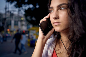 女人会说话的电话在户外走晚上街