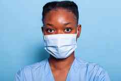 特写镜头非洲美国医生护士穿医疗脸面具防止感染