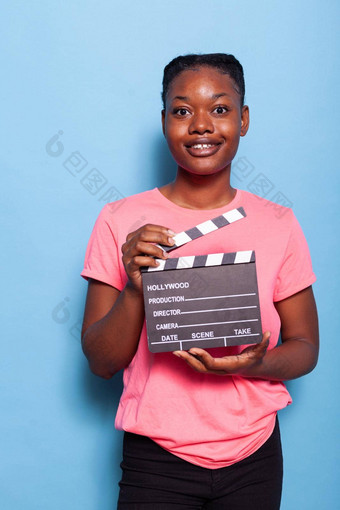 肖像微笑非洲美国年轻的女人持有影片集锦护墙板