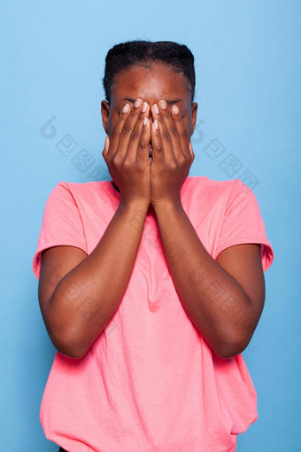 肖像焦虑情感非洲美国学生覆盖脸手