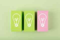 创造力新鲜的的想法概念光灯泡绿色粉红色的玩具块明亮的柔和的绿色背景