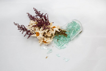 枯萎的花束干花破碎的玻璃花瓶概念秋天破碎的梦想白色背景