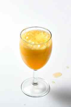 玻璃杯状冒泡橙色液体白色背景