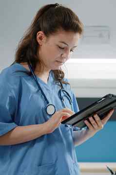 女人工作护士持有数字平板电脑