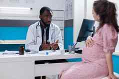 女人怀孕讨论专家医疗护理