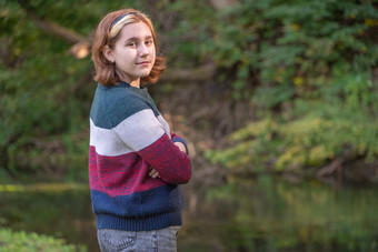 十几岁的女孩<strong>短发</strong>型温暖的毛衣肖像背景<strong>绿色</strong>自然早期秋天