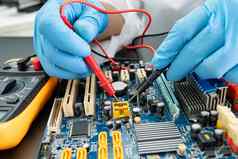 电子垃圾技术员修复内部硬磁盘焊接铁集成电路概念数据硬件技术员技术