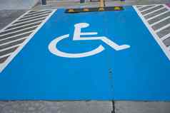 蓝色的障碍停车车标志在户外禁用轮椅老人