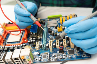 技术员修复内部硬磁盘焊接铁集成电路概念数据硬件技术员技术