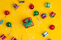 礼物盒子圣诞节现在黄色的背景一年的装饰