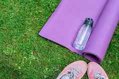 运动鞋水瓶紫色的健身席体育运动概念