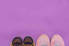 运动鞋紫色的健身席体育运动概念