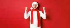 肖像快乐兴奋男人。圣诞老人他围巾欢乐赢得庆祝一年站红色的背景
