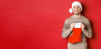 概念冬天假期一年庆祝活动图像惊讶快乐男人。接收礼物秘密圣诞老人内部圣诞节长袜袋开放礼物感激
