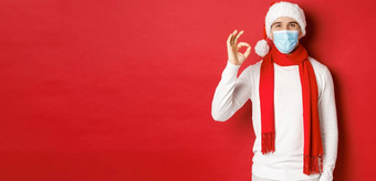 概念科维德圣诞节假期流感大流行肖像快乐满意男人。医疗面具圣诞老人他显示标志批准推荐