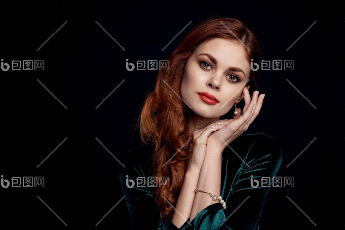 有吸引力的女人发型时尚装饰化妆品黑色的背