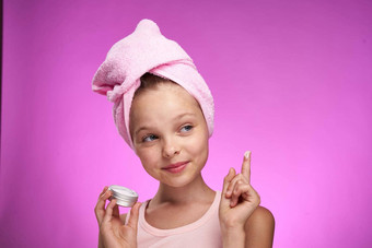 女孩毛巾头化妆品装饰特写镜头紫色的背景