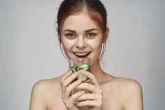女人黄瓜喝健康维生素特写镜头