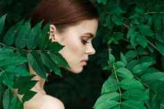 有吸引力的女人美容自然绿色叶子魅力生活方式