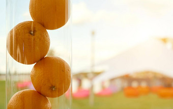 有机多汁的甜蜜的健康的橙子特写镜头<strong>水晶花</strong>瓶色彩斑斓的自然背景