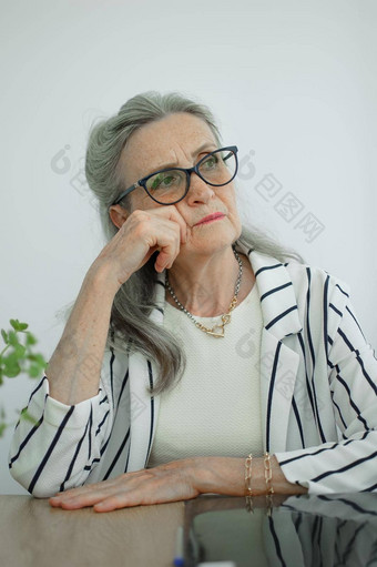 累了高级灰色头发的女商人条纹夹克眼镜工作办公室坐着桌子上感觉坏由于更年期更年期救援概念