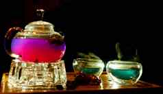 传统的茶壶pialas漂亮的照亮紫色的绿色杯