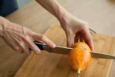 新鲜的有机成熟的granadilla黄色的激情水果减少一半木董事会异国情调的水果健康的吃概念