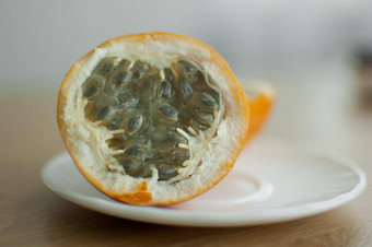 新鲜的有机成熟的granadilla黄色的激情水果减少一半木董事会异国情调的水果健康的吃概念