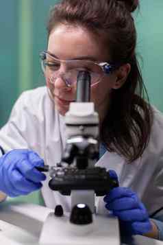肖像微生物学家研究员女人分析转基因生物叶样本医疗显微镜