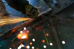 工业工人角磨床磨金属焊接接缝工人工作角磨床火花工具减少钢安全工业工作场所金属工厂行业