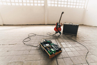 电吉他放大器电吉他跺脚盒子效果器电缆工作室地板上