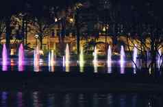 南特广场喷泉色彩斑斓的飞溅射线光晚上法国