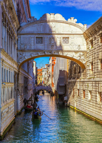 视图著名的桥叹了口气威尼斯意大利传统的贡多拉著名的桥叹了口气威尼斯意大利贡多拉浮动运河桥叹了口气蓬特的古威尼斯意大利