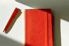 红色的笔记本请注意笔太阳光白色表格