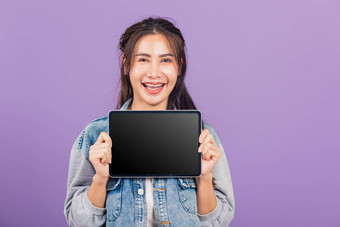 女人自信微笑显示空白屏幕平板电脑电脑