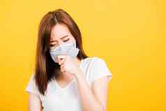 女人青少年站咳嗽面具保护病毒疫情空气污染