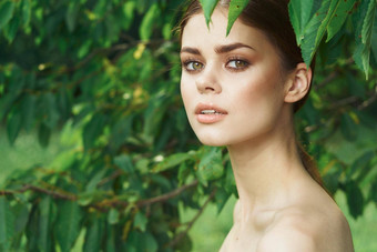美丽的女人皮肤护理只肩膀绿色叶子自然生活方式