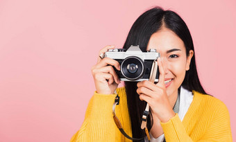 女人微笑摄影师采取图片取景器复古的古董照片相机